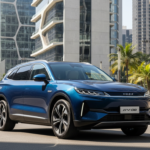 BYD Sealion 08, SUV elétrico de luxo com design moderno, em cenário urbano brasileiro.