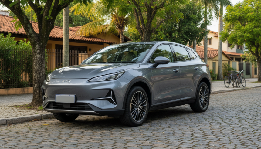 BYD Yuan Plus 2027: SUV elétrico ganha dois motores, 449 cv e R$ 269.990 1 BYD Yuan Plus 2027 na cor cinza com novos detalhes visuais em uma rua brasileira.