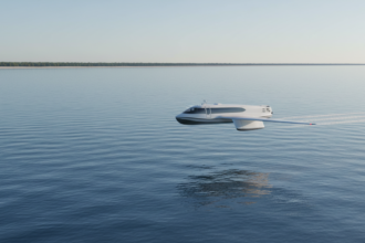 Veículo marítimo de efeito solo chinês voando a baixa altitude sobre o oceano, equipado com tecnologias avançadas para resgate médico.