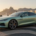 Supercarro elétrico BYD Denza Z verde-claro em cenário urbano brasileiro