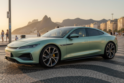 Supercarro el&eacute;trico BYD Denza Z verde-claro em cen&aacute;rio urbano brasileiro