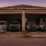 Casa abandonada em Uberlândia com três carros em processo de desmanche na garagem