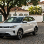 Dongfeng Box branco em rua histórica brasileira.
