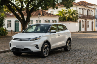 Dongfeng Box branco em rua histórica brasileira.
