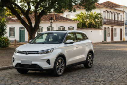 Dongfeng Box branco em rua hist&oacute;rica brasileira.