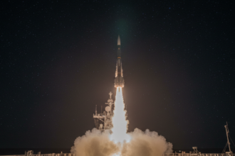 Míssil hipersônico Dark Eagle dos EUA em teste de lançamento com rastros de plasma.