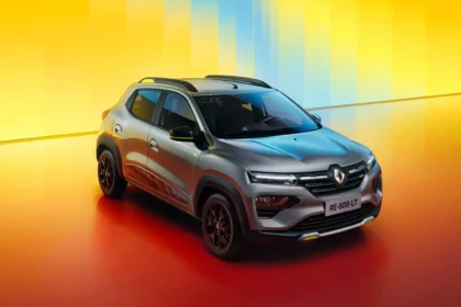 Renault Kwid 2026 branco em uma rua urbana brasileira, destacando sua presen&ccedil;a pr&aacute;tica e econ&ocirc;mica.
