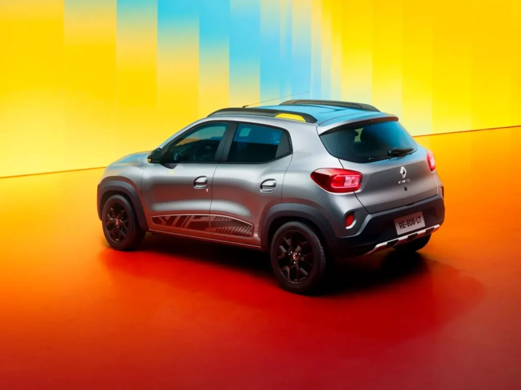 Renault Kwid 2026: o gigante econômico que redefine o consumo no Brasil 3 Renault Kwid 2026 branco em uma rua urbana brasileira, destacando sua presença prática e econômica.