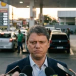 Político brasileiro Tarcísio diz que vai aderir à proposta de Lula durante coletiva ao lado de posto de gasolina