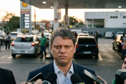 Pol&iacute;tico brasileiro Tarc&iacute;sio diz que vai aderir &agrave; proposta de Lula durante coletiva ao lado de posto de gasolina