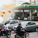 Fotojornalismo de rua brasileira com posto de gasolina e mapa mundial destacando gasolina mais barata mundo