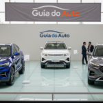 Três SUVs de marcas chinesas expostos em um salão automotivo no Brasil em 2026, destacando tecnologia e design.