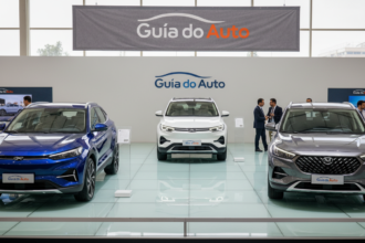 Três SUVs de marcas chinesas expostos em um salão automotivo no Brasil em 2026, destacando tecnologia e design.