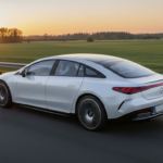 Protótipo Mercedes-Benz EQS percorre 1.205 km com bateria de estado sólido em teste na Alemanha.