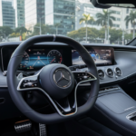 Volante digital futurista do Mercedes-Benz EQS com giro de 180 graus