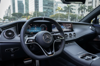 Volante digital futurista do Mercedes-Benz EQS com giro de 180 graus