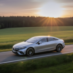 Protótipo Mercedes-Benz EQS elétrico percorrendo 1.205 km com bateria de estado sólido.