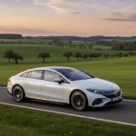 Protótipo Mercedes-Benz EQS percorrendo uma estrada na Alemanha com bateria de estado sólido.