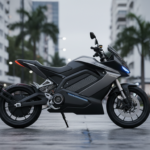 Motocicleta elétrica futurista com bateria de estado sólido estacionada em rua brasileira.