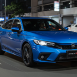 Novo Honda Civic e:HEV RS híbrido em movimento em rua urbana brasileira