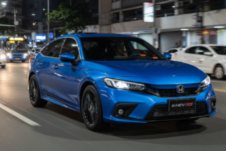 Novo Honda Civic e:HEV RS híbrido em movimento em rua urbana brasileira
