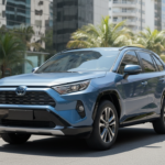 Novo Toyota RAV4 híbrido HEV estacionado em rua urbana brasileira com luz natural.