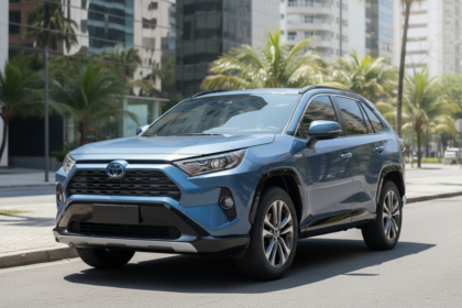 Novo Toyota RAV4 h&iacute;brido HEV estacionado em rua urbana brasileira com luz natural.