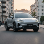 SUV Omoda 4 com porte de SUV médio em cenário urbano brasileiro.