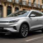 Omoda 4, um SUV de porte médio com design moderno, em cenário urbano brasileiro.