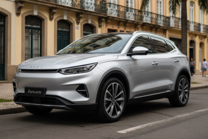 Omoda 4, um SUV de porte m&eacute;dio com design moderno, em cen&aacute;rio urbano brasileiro.