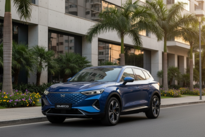 SUV h&iacute;brido plug-in Omoda & Jaecoo em cen&aacute;rio urbano brasileiro