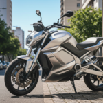 Moto elétrica sendo carregada em tomada residencial em rua brasileira