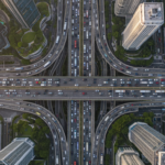 Trânsito urbano em Singapura com veículos modernos trafegando por vias expressas.