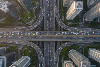 Trânsito urbano em Singapura com veículos modernos trafegando por vias expressas.