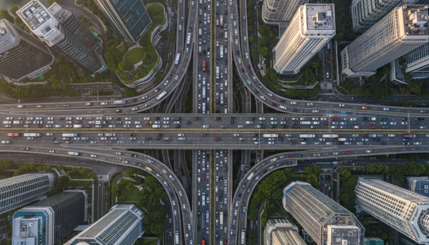 Trânsito urbano em Singapura com veículos modernos trafegando por vias expressas.