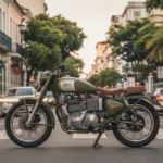 Royal Enfield Flying Flea C6, primeira moto elétrica da marca centenária, em cenário urbano brasileiro