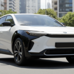 Toyota bZ4X branco estacionado em rua ensolarada com arquitetura moderna ao fundo
