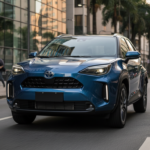 Toyota Yaris Cross europeu 2026 com visual inspirado no RAV4 em cenário urbano brasileiro