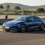 Xiaomi SU7 Max em alta velocidade em pista de corrida, demonstrando capacidade de resistência