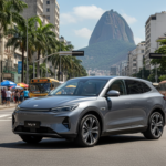 SUV elétrico Xiaomi YU7 em cenário urbano brasileiro, destacando design e tecnologia.