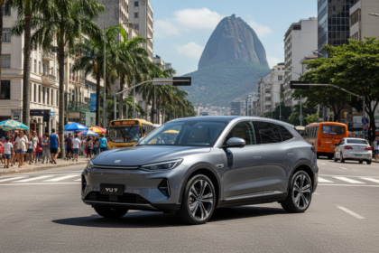SUV el&eacute;trico Xiaomi YU7 em cen&aacute;rio urbano brasileiro, destacando design e tecnologia.