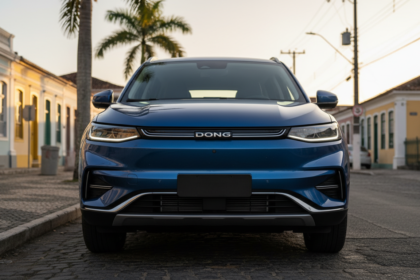 Ve&iacute;culo SUV el&eacute;trico Dongfeng em cen&aacute;rio urbano brasileiro