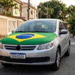 Atenção, motorista! Bandeira no capô não esquenta o motor, mas um detalhe crucial de fixação pode causar acidentes graves. Saiba como evitar!