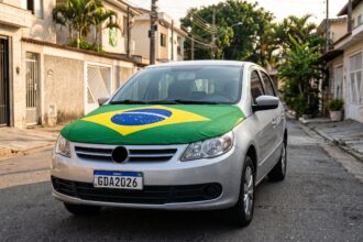 Atenção, motorista! Bandeira no capô não esquenta o motor, mas um detalhe crucial de fixação pode causar acidentes graves. Saiba como evitar!