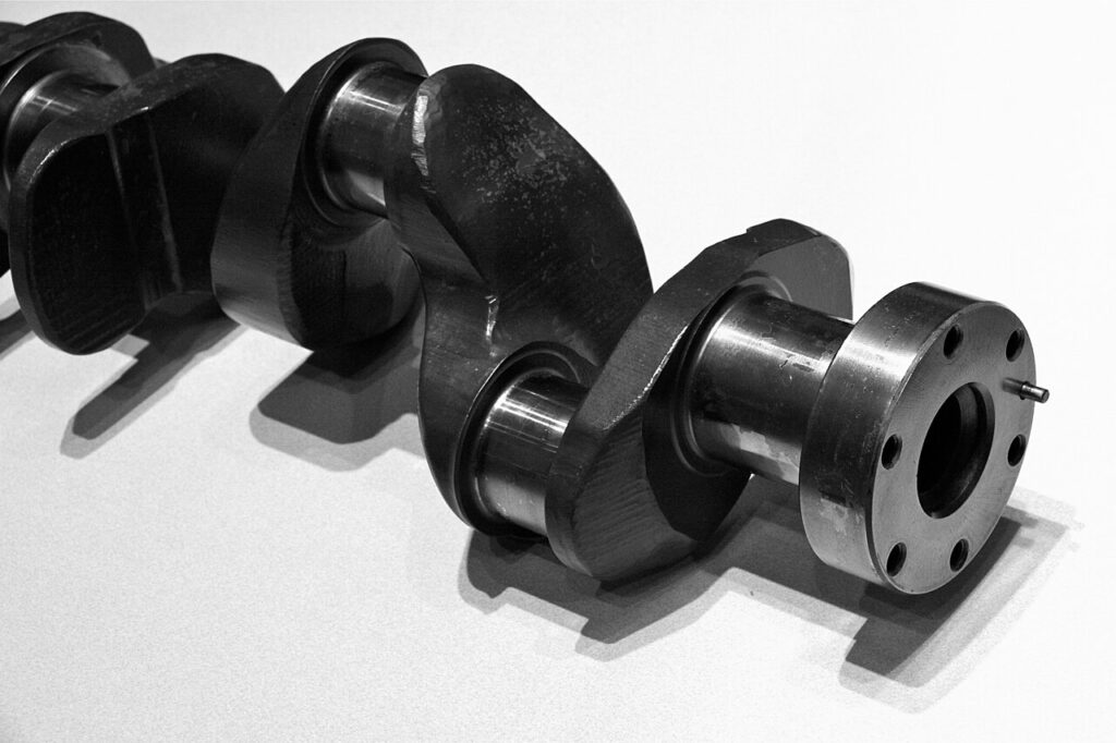 Como funciona o motor do carro e defeitos 4 Virabrequim de um motor de quatro cilindros: cada moente deslocado recebe uma biela e transforma o sobe e desce do pistão em giro.