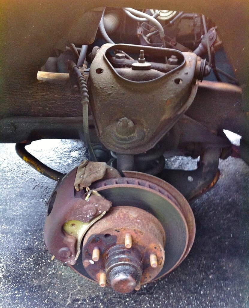 Freio de carro: como funciona e quando falha 2 Freio de carro a disco, na roda dianteira e sem o pneu: o disco, a pinça que segura as pastilhas e a mangueira flexível que leva o fluido.