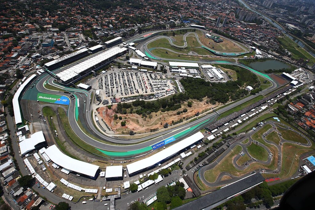 Interlagos visto de cima em fim de semana de GP: 4,309 km de pista cercada pela cidade, o palco da Fórmula 1 no Brasil desde 1973.