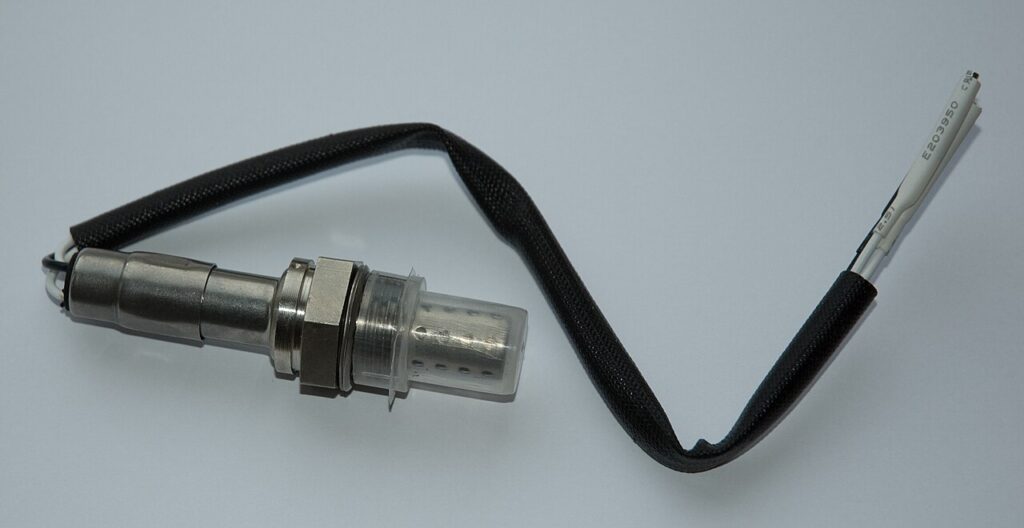 Sonda lambda, o sensor de oxigênio do escapamento: a ponta metálica fica no fluxo dos gases e o fio leva o sinal ao módulo.