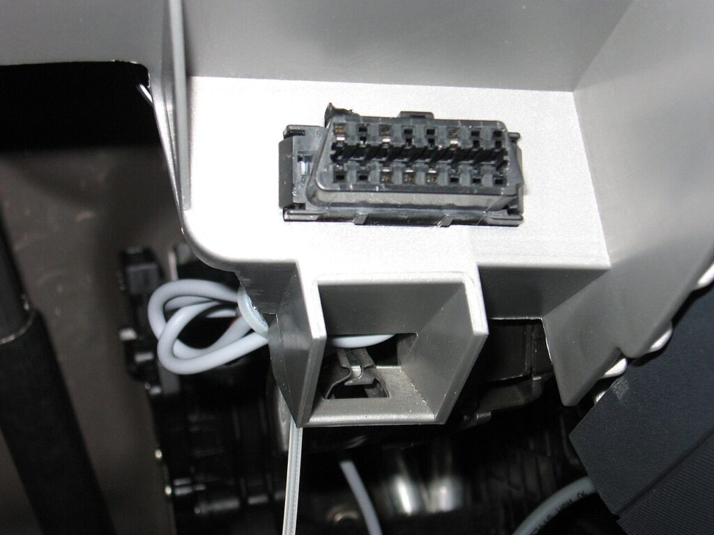 Tomada OBD-II sob o painel, do lado do motorista: é nela que o scanner lê os códigos do câmbio e, na oficina, faz o hard reset do câmbio automático e grava o software do módulo.