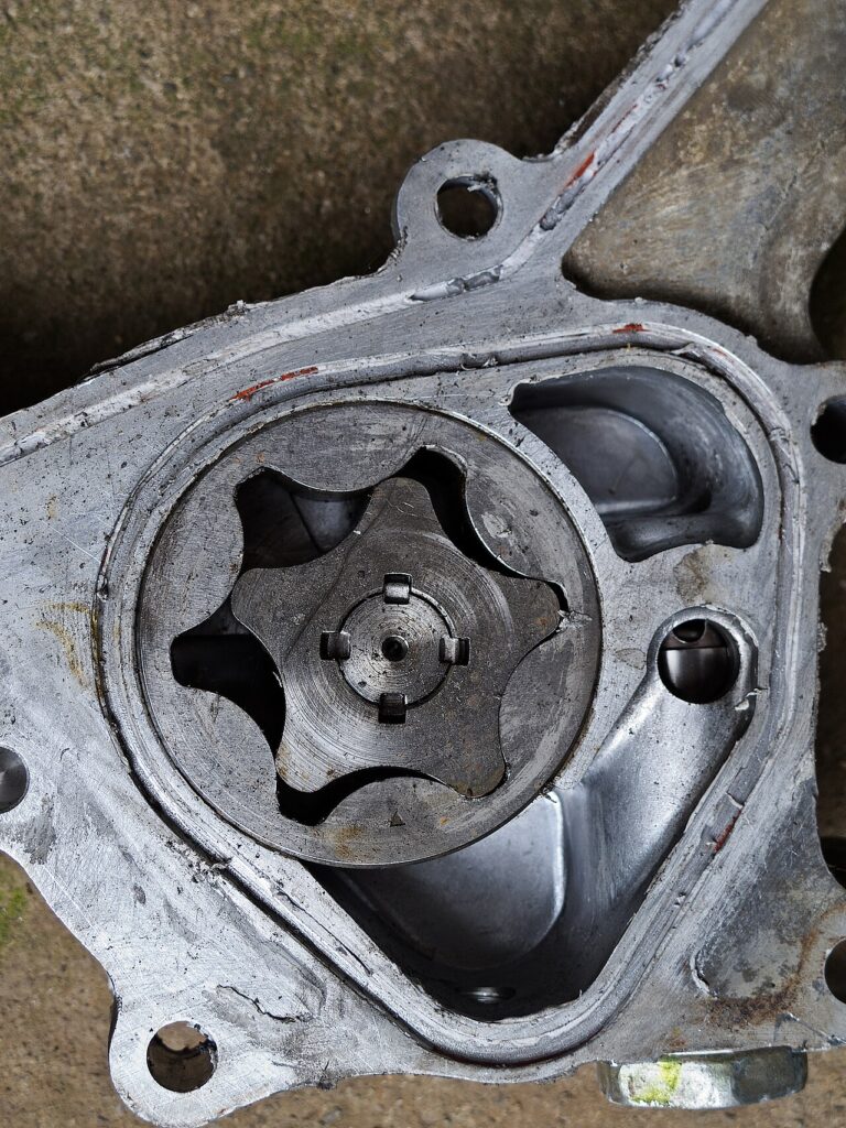 Bomba de óleo de engrenagens retirada de um motor diesel: as duas engrenagens empurram o óleo da entrada para a saída.